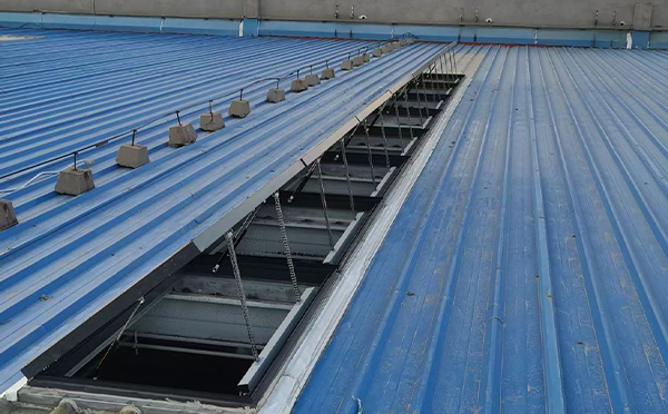 某城市大型商业综合体中庭长城区排烟窗工程