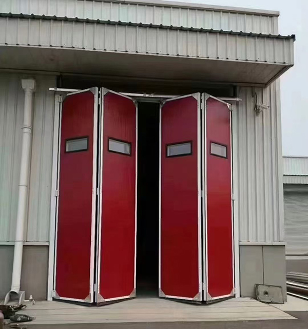 长城区工业折叠门在大型装配车间出入口的应用实例